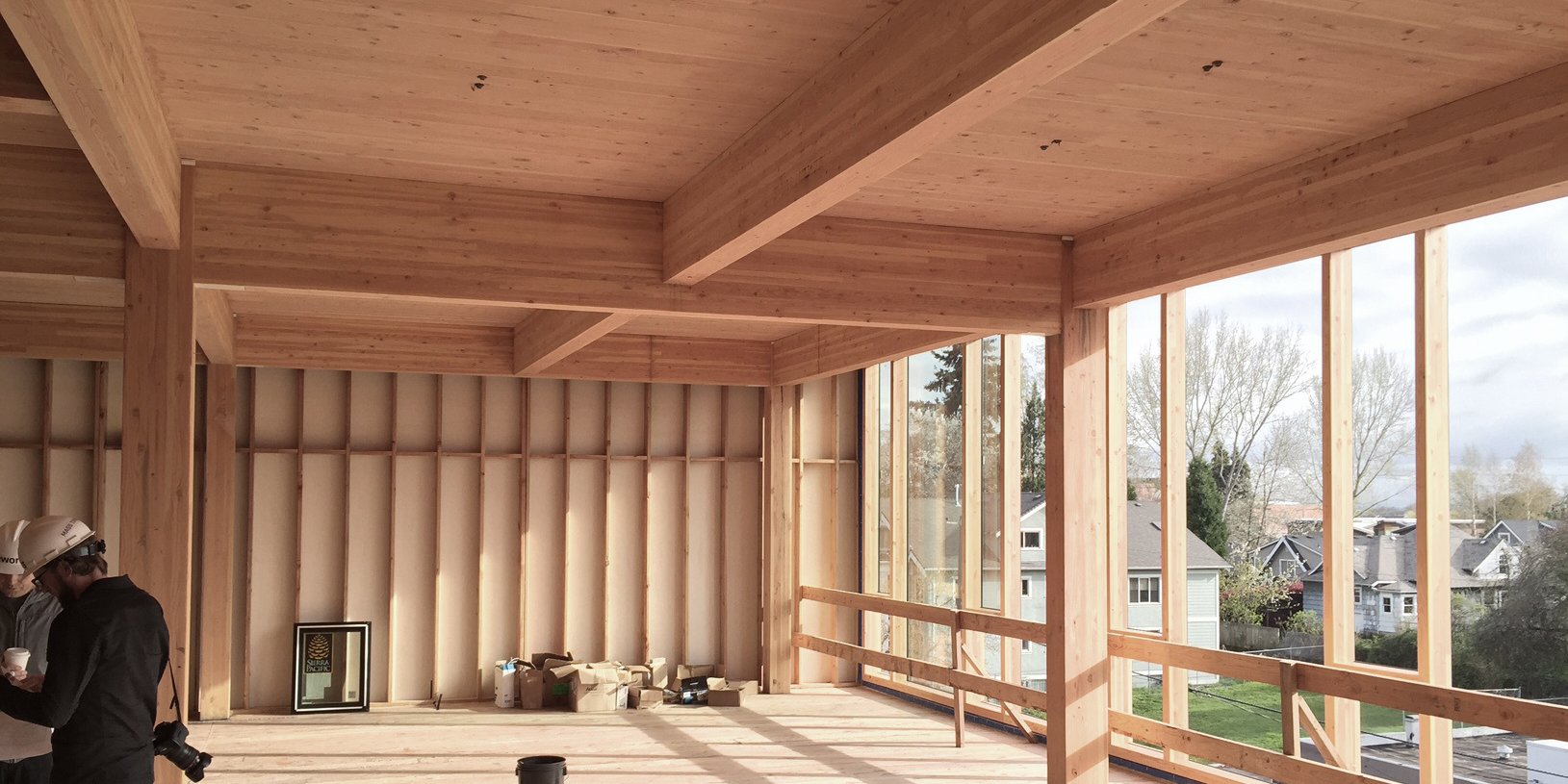 Innenraum im Bau mit Holzwänden, Balken und Deckenkonstruktion