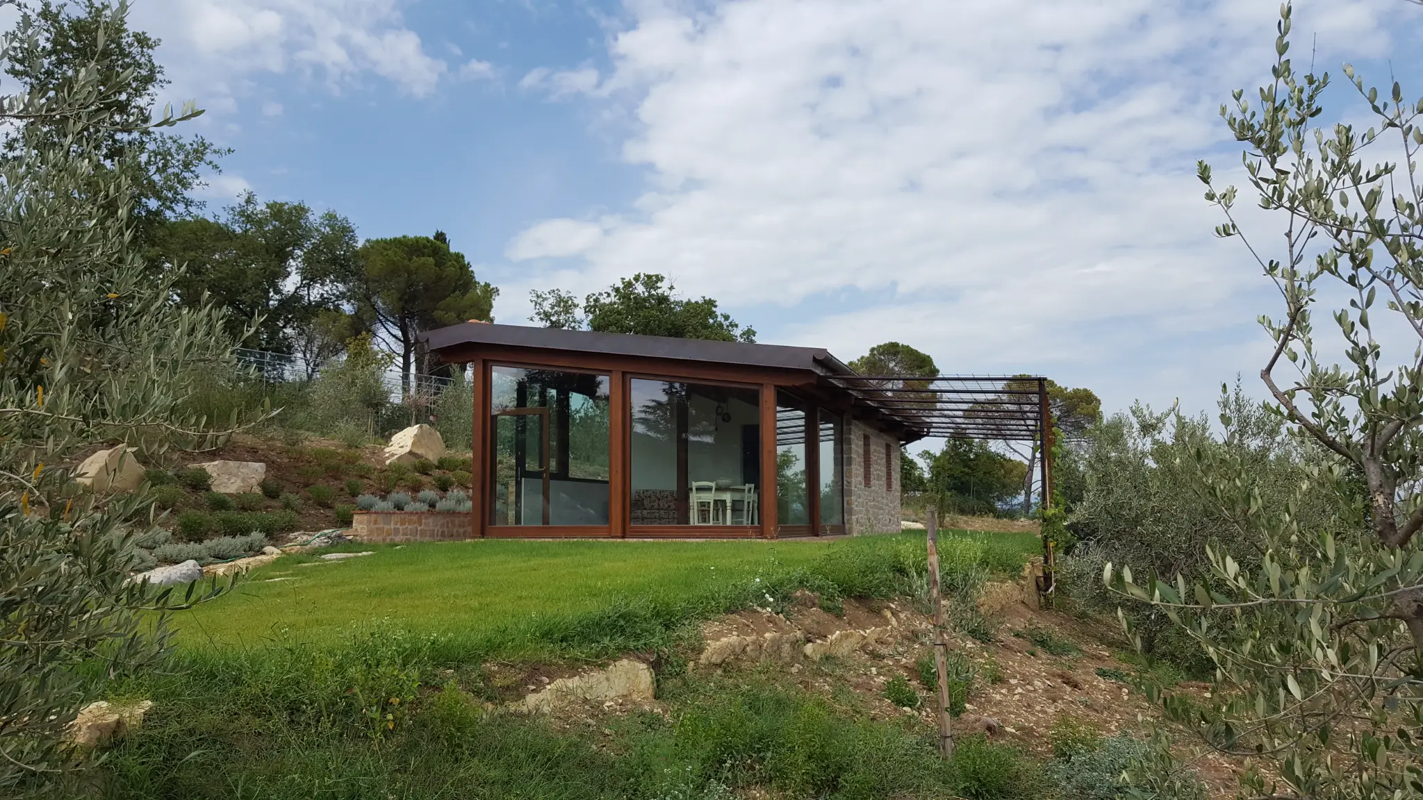 Facciata contemporanea ventilata di una villa tra gli ulivi