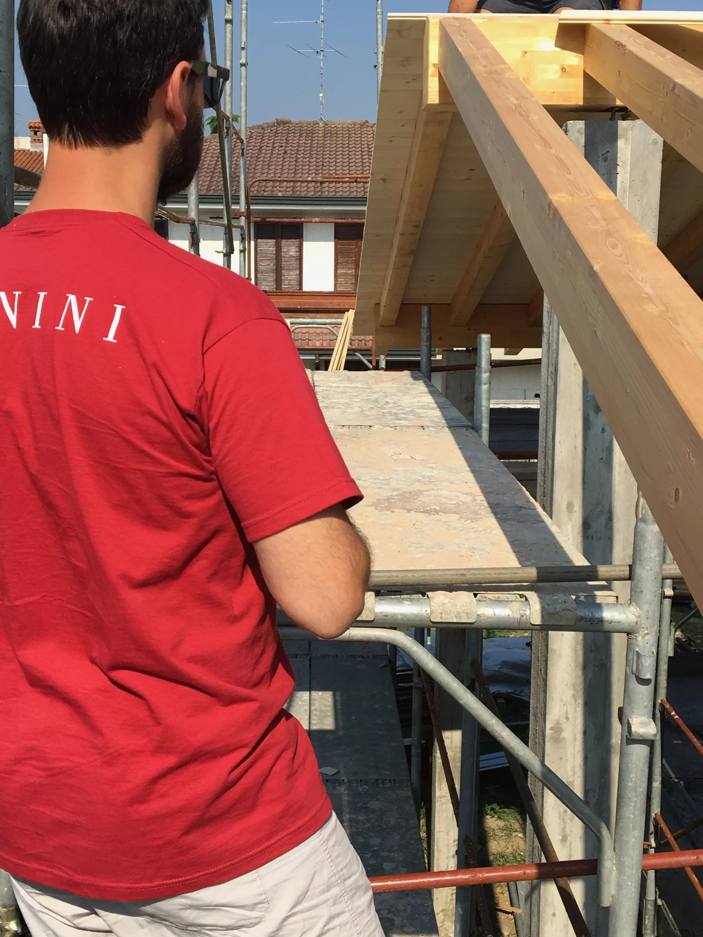Lavorazione di una copertura in legno in un cantiere MANINI