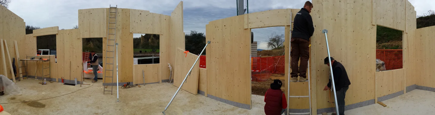 Montaggio delle pareti in legno in un cantiere MANINI